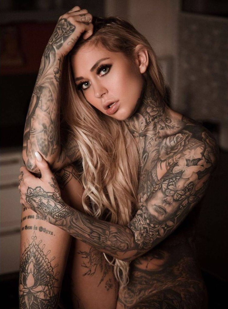 Daniela tattooed model