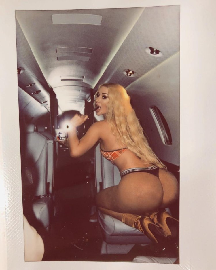 Naked Iggy Azalia ass