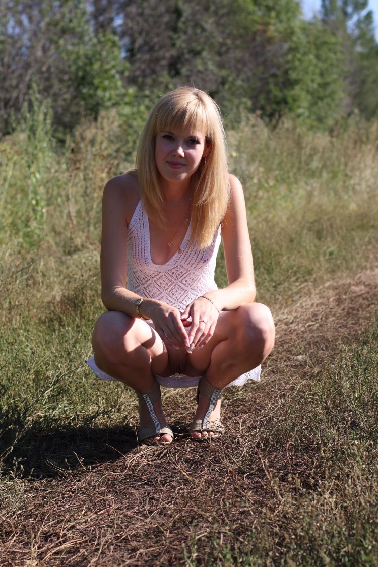 Under the skirt in nature private