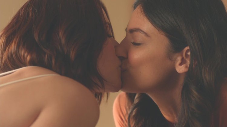 Olivia Wilde lesbian kiss