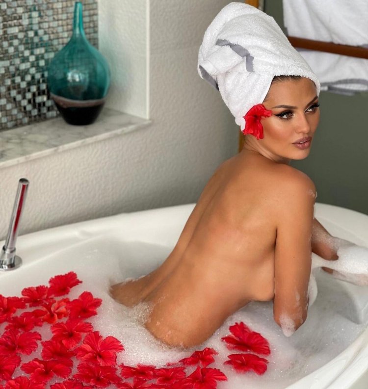 Victoria Bonya Naked in the bathroom