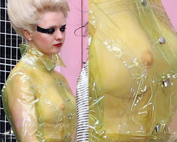 Maisie Williams Pistol