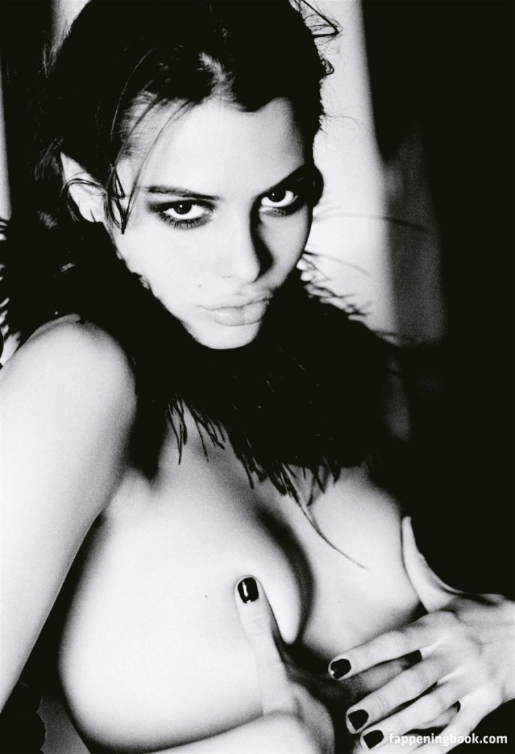 The secret of femininity in erotic photographs Ellen von Unvert