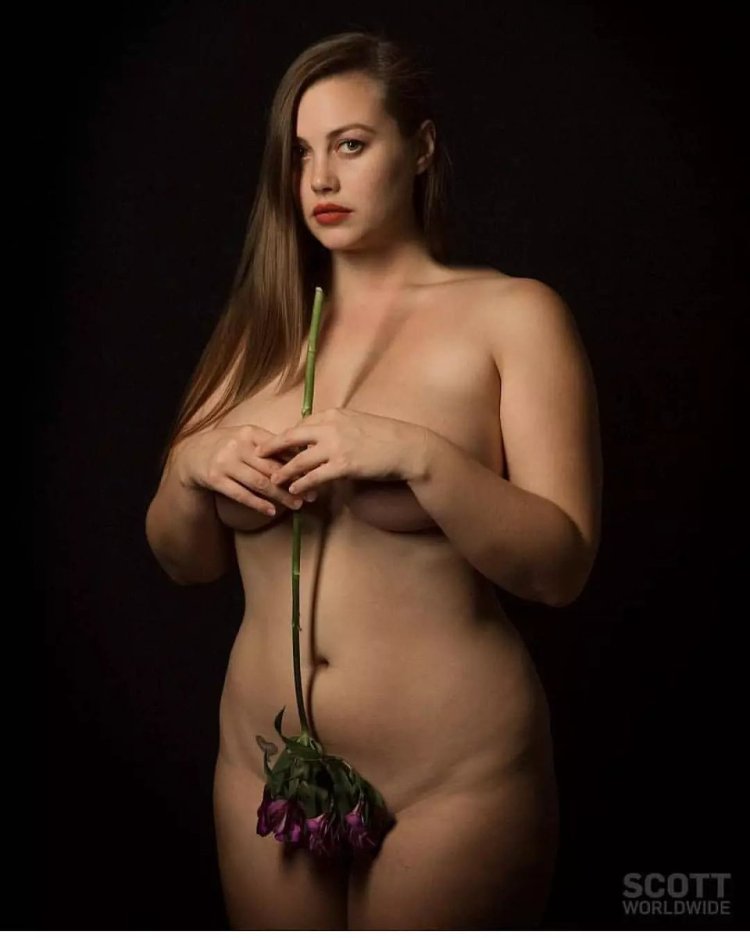 Lilias Wright plus saz model nude