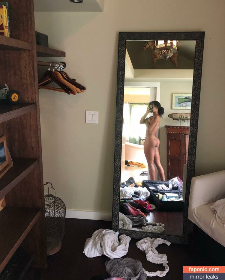 Shared her naked photo