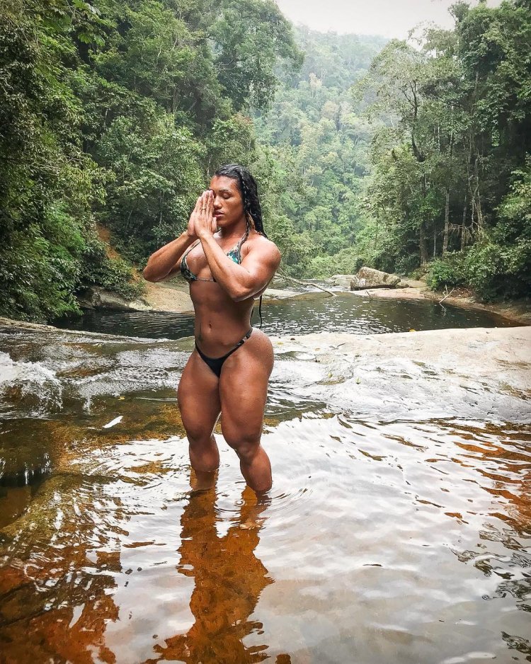 Alessandra Alvez Muscle