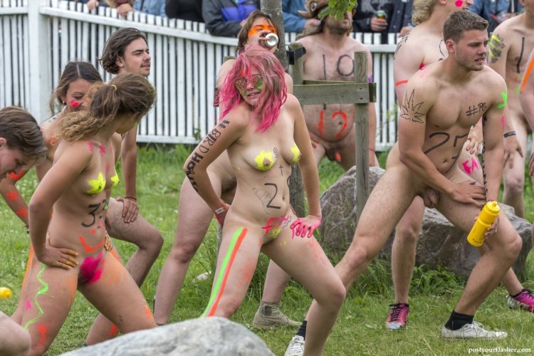 Mass race of naked women