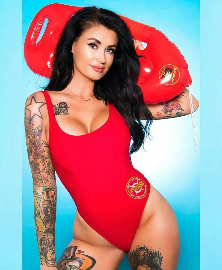 Roads (Lana Rhoades),