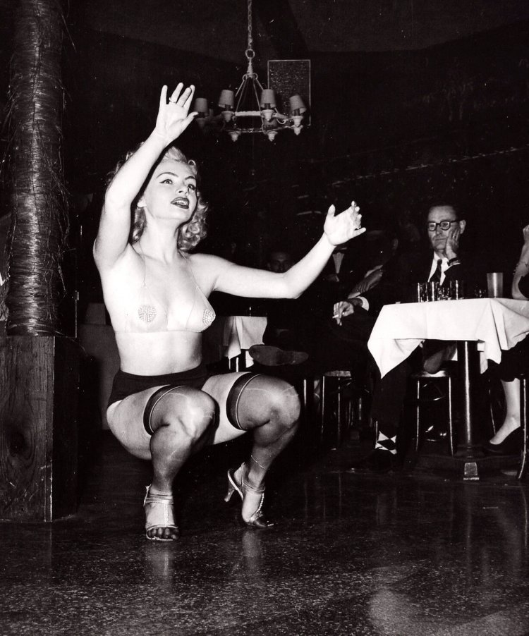 Vintage Burleske show naked