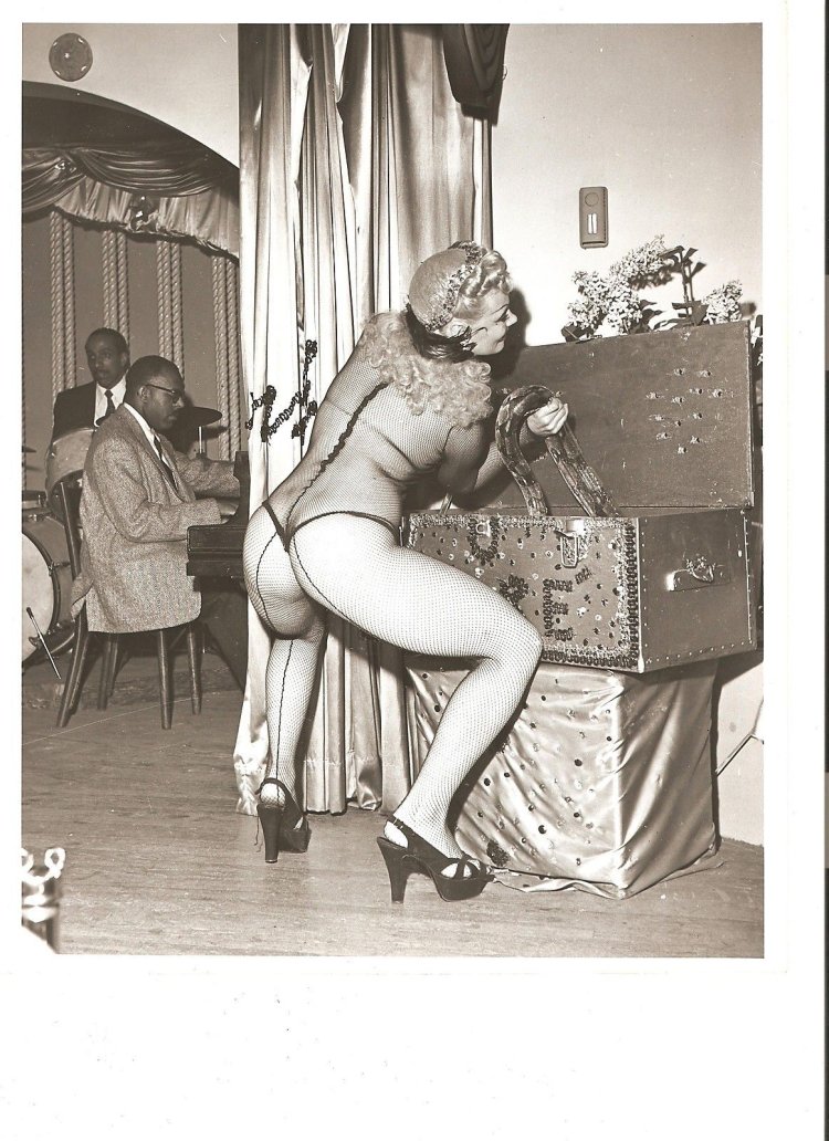 Retro cabaret naked women