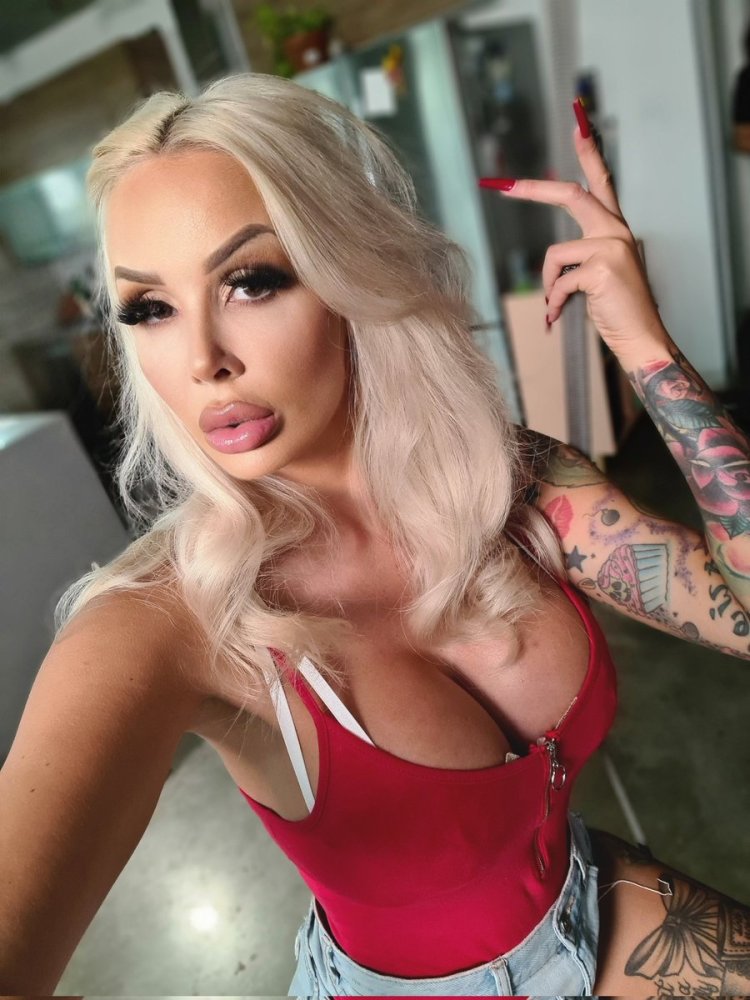 Blonde Bombshell photo