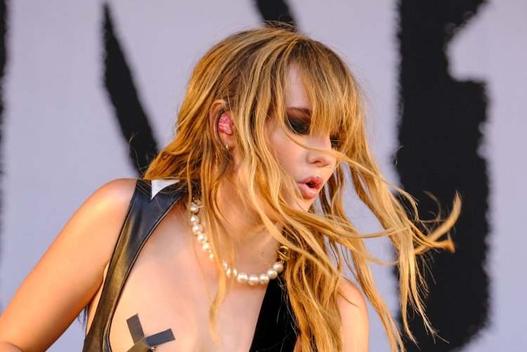 Victoria de Angelis Boobs