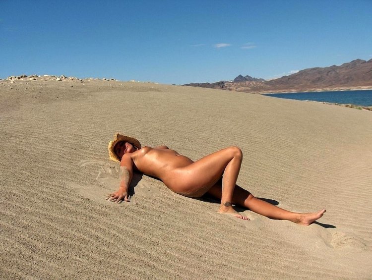 Sunny baths nude women USA