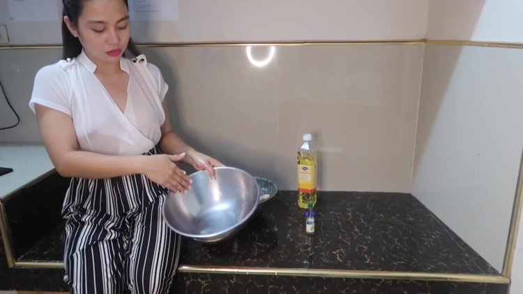 Kaye Torres cooks naked
