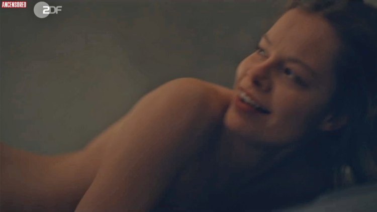 Naked actress Emma Bading