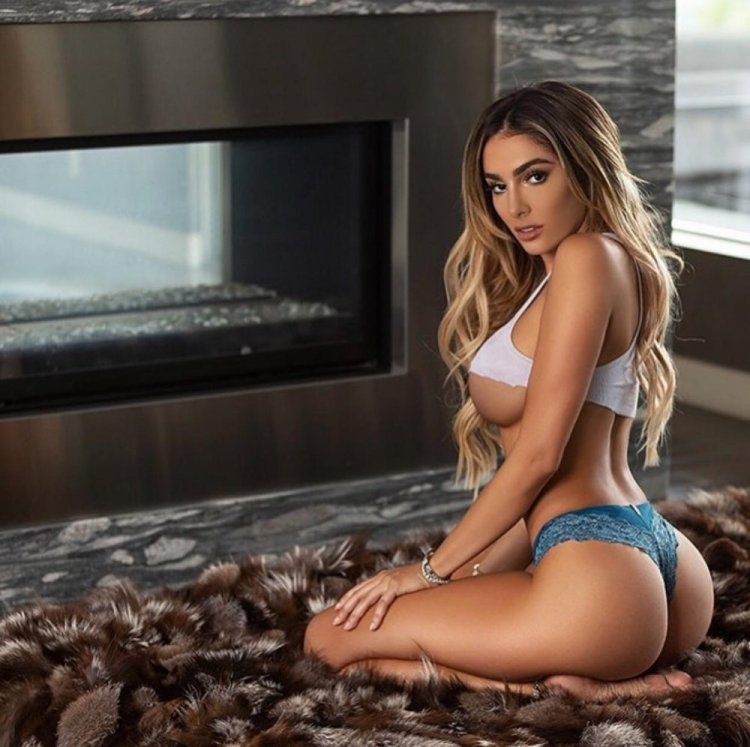 Vanessa Arias in lower underwear
