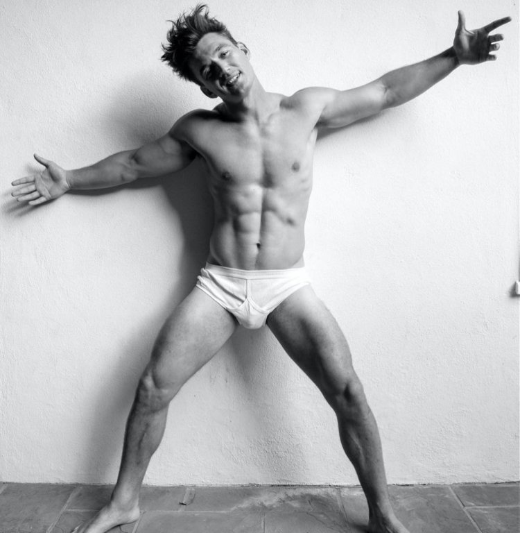 Bondage-model Tyler Scott