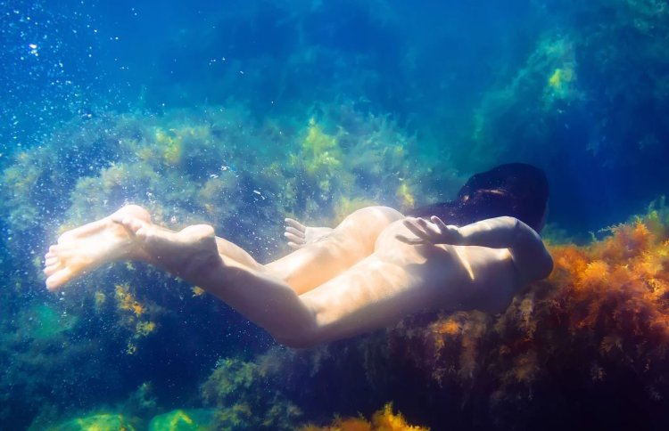 Underwater shooting nude