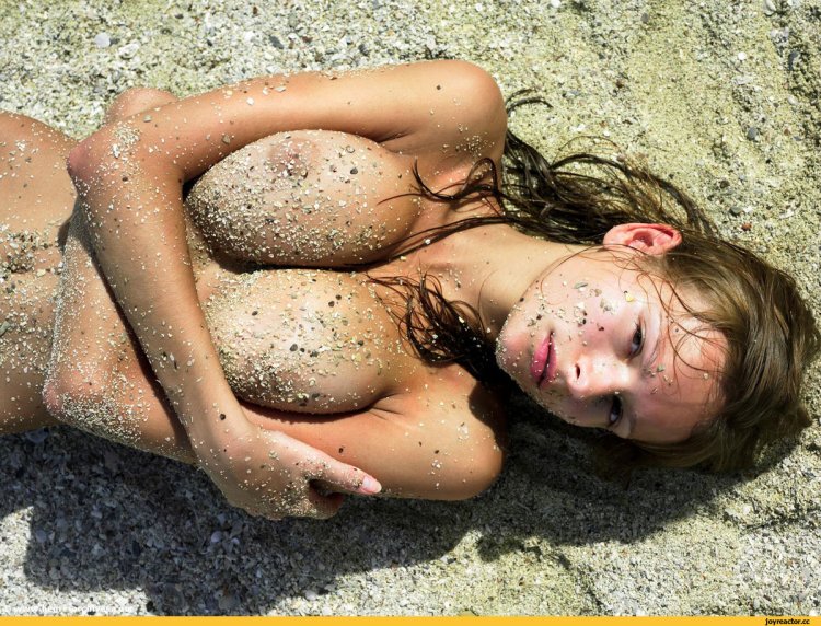Naked women in the sand burying siska