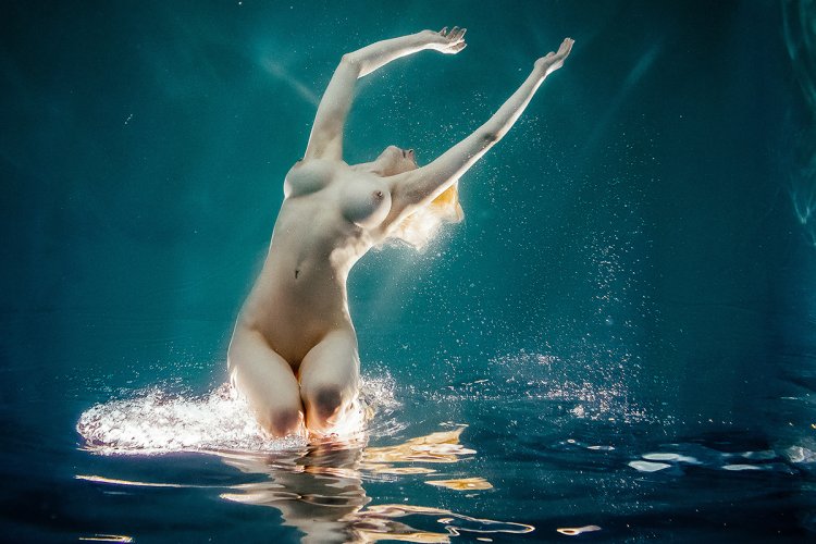 Underwater shooting nude