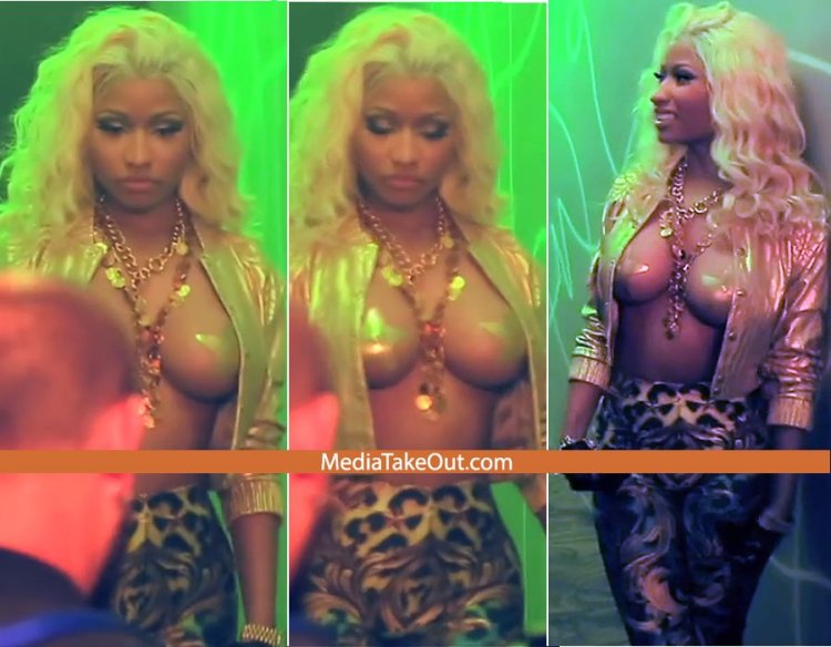 Nicky Minaj exposed her breasts