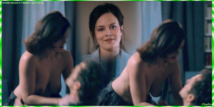 Naked actress Zoe Deutsch