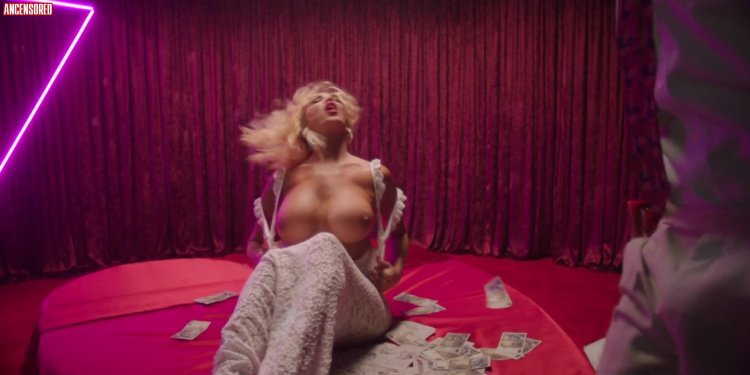 Daniela Santiago naked