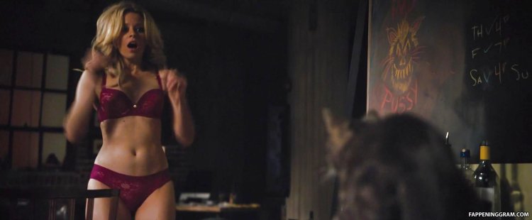 Elizabeth Banks bed stage