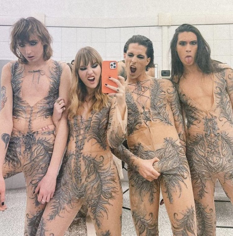 Mesneskin group naked