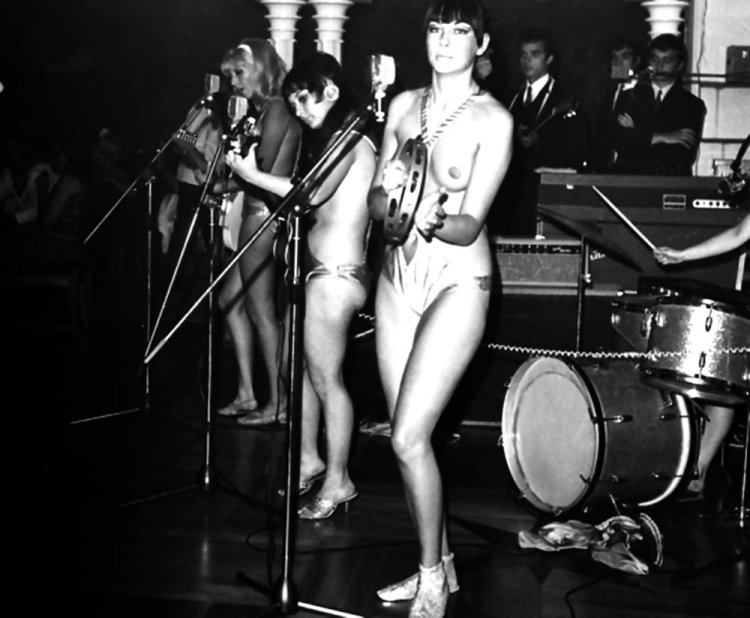 Cherry Glazerr Band Naked