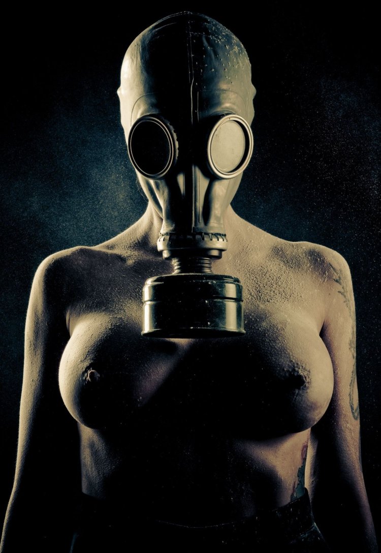 Girl in the gas mask Ero