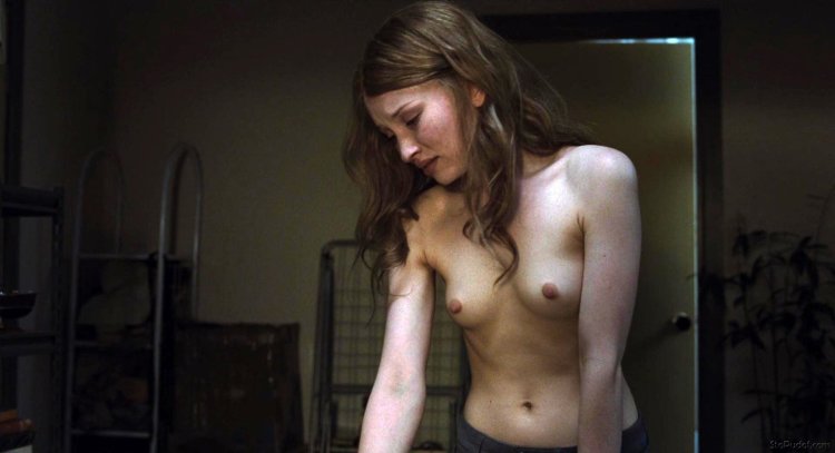 Actress Emily Browning Naked
