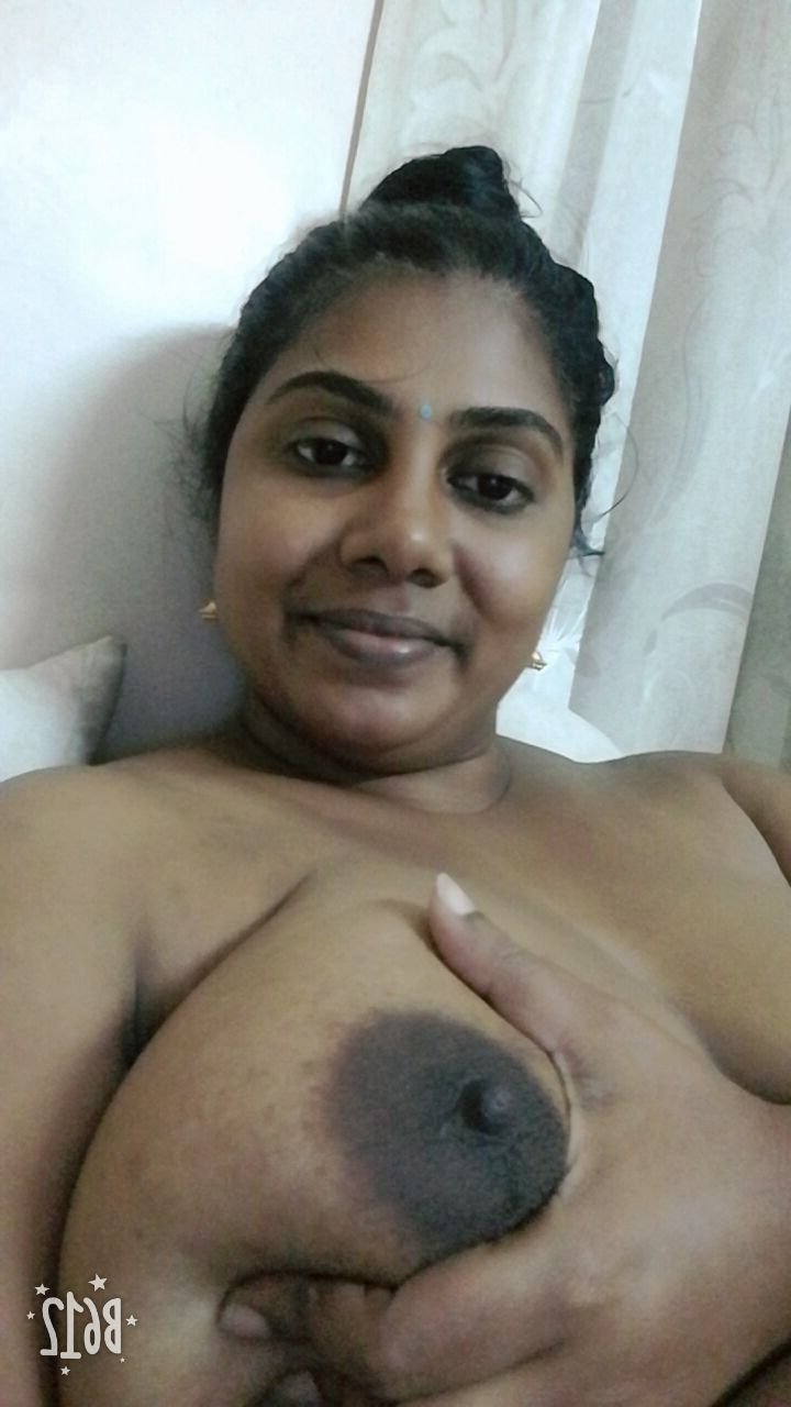 Sri Lankan show boobs