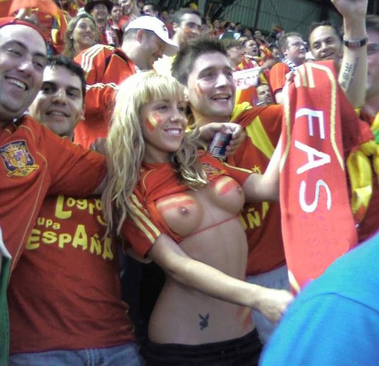 The fan showed her chest