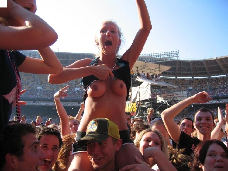 Girls show boobs in the stadium