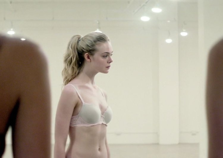 El Fanning in underwear