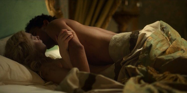 El Fanning Naked in the film