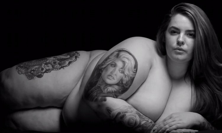 Model Tess Holide Naked