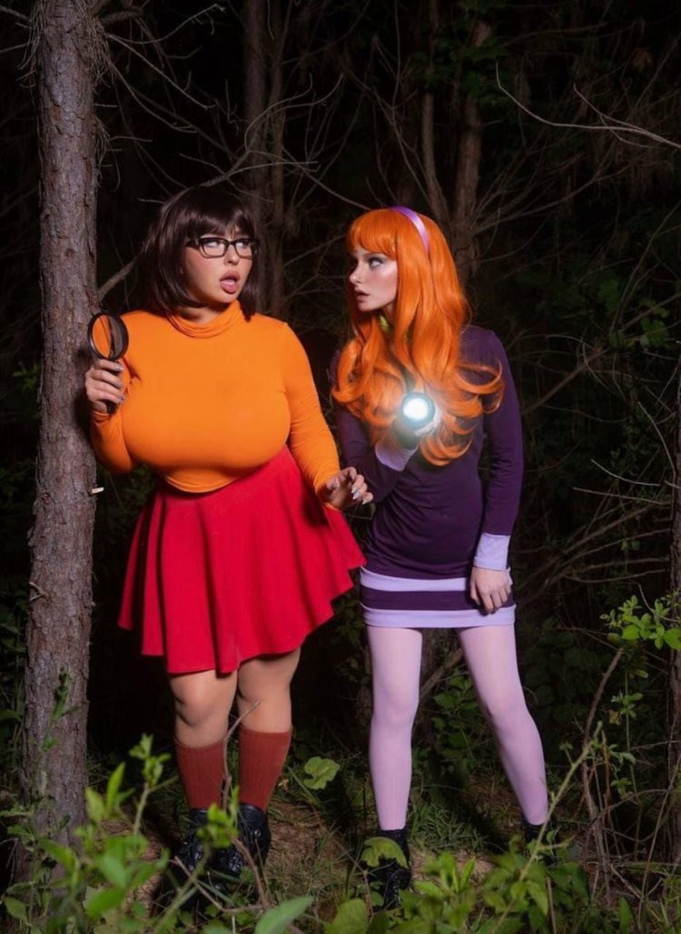 Velma and Daphne cosplay Pussy