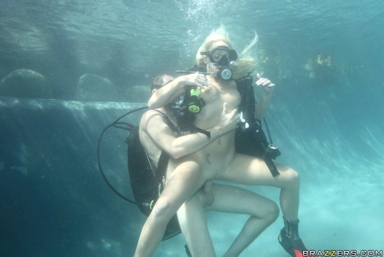 Aqualang in the game in the ass meme