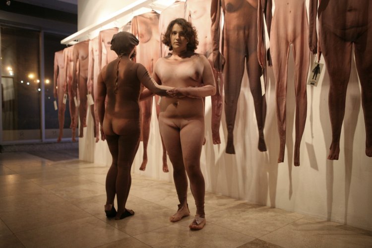 Perfomanes with naked women