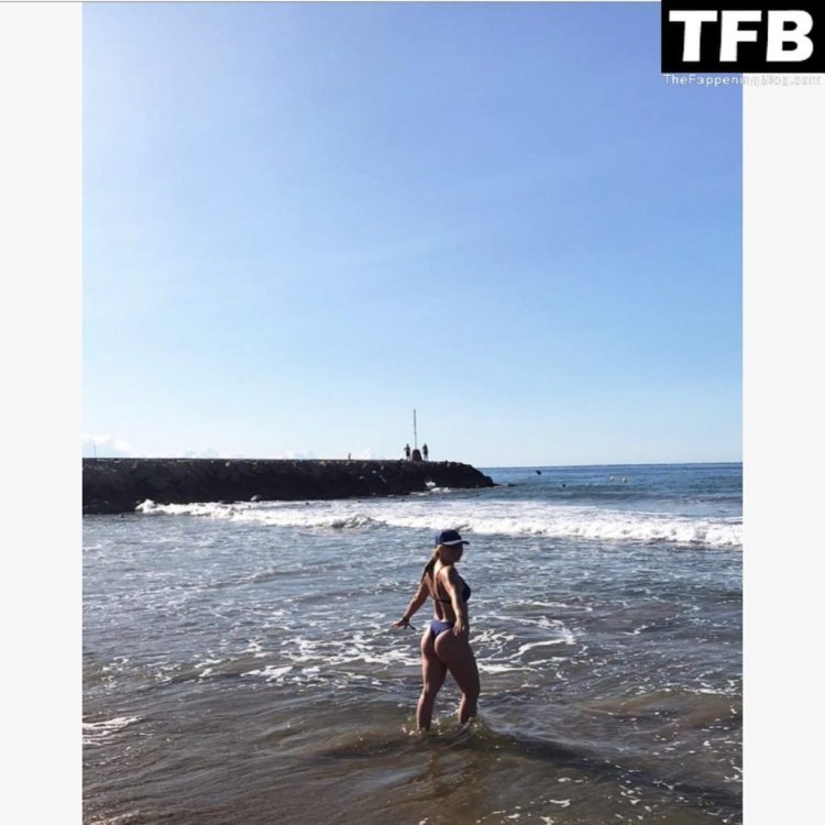 Charlotte Bomont Hot photo