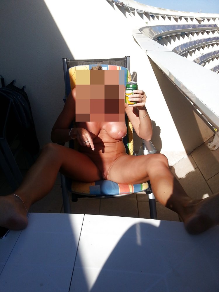 Private photos of sunbathing vagina with CAP D Agde