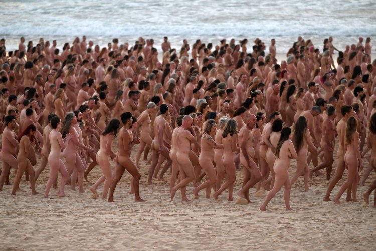 Australians naked on the shore 2500