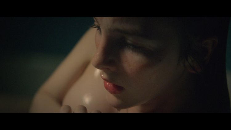 Anne Hathawi Crazy 2005