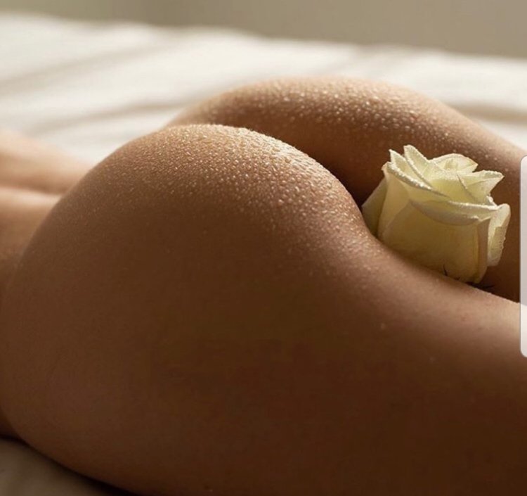 Beautiful naked buns