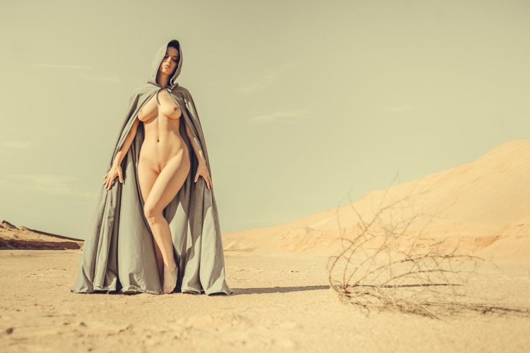 Naked women are beautiful in the desert
