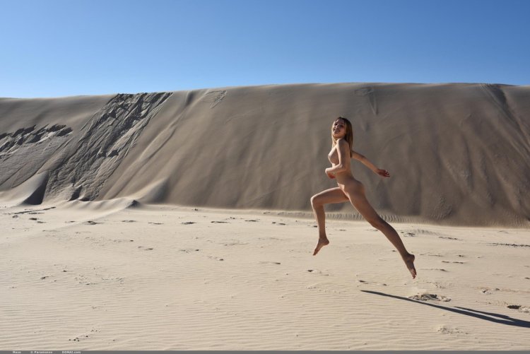 Naked girls in the desert