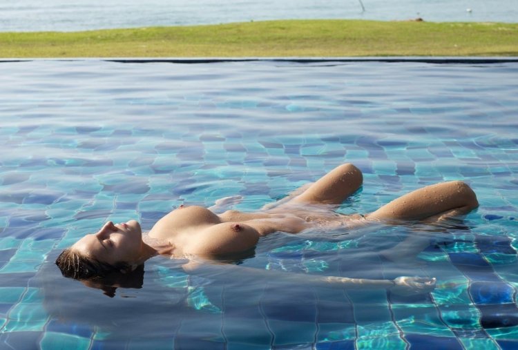 Erotic photo shoot in the pool