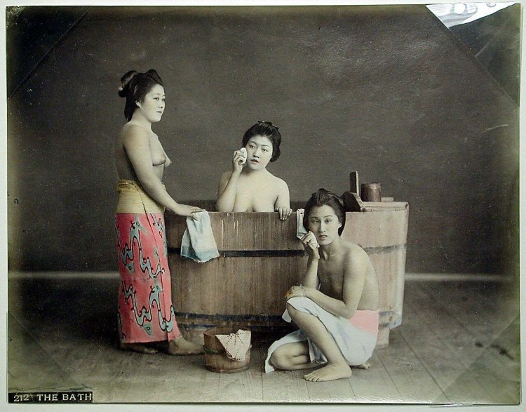 Naked in retro Japan